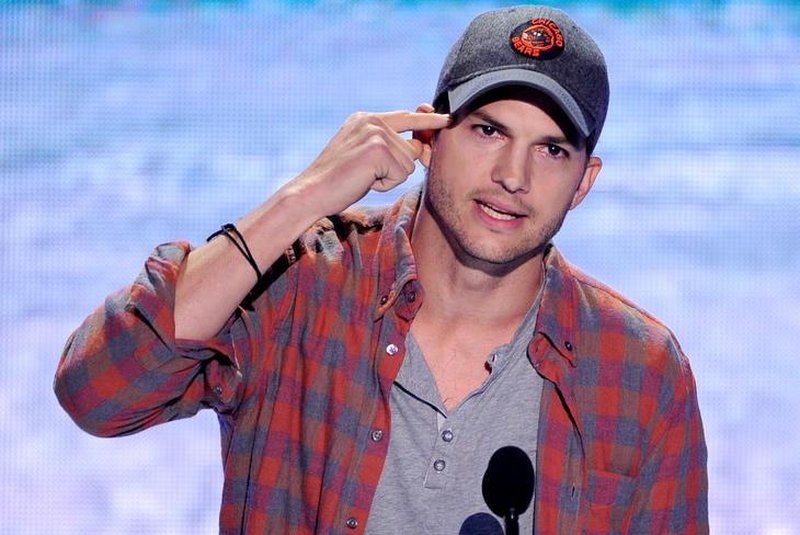 Teen Choice Awards 2013 - ShowUNIVERSAL CITY, CA - AUGUST 11: Actor Ashton Kutcher speaks onstage at the Teen Choice Awards 2013 at the Gibson Amphitheatre on August 11, 2013 in Universal City, California. Editoria: ACELocal: Universal CityIndexador: KEVIN WINTERSecao: PeopleFonte: GETTY IMAGES NORTH AMERICAFotógrafo: STF