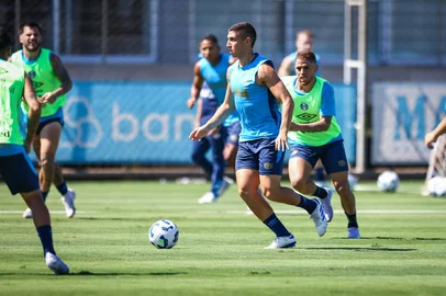 RS - FUTEBOL/ TREINO GREMIO 2025 - ESPORTES - Monsalve e jogadores do Gremio realizam treino tÃ©cnico durante a manha desta sexta-feira, no CT Luiz Carvalho, na preparaÃ§Ã£o para a partida valida pelo Campeonato Brasileiro 2025. FOTO: LUCAS UEBEL/GREMIO FBPA<!-- NICAID(16001079) -->