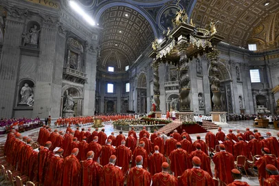 This photo taken and handout on May 7, 2025 by The Vatican Media shows cardinals during a holy mass for the Election of the Roman Pontiff, prior to the start of the conclave, at St Peter's Basilica in The Vatican. (Photo by Handout / VATICAN MEDIA / AFP) / RESTRICTED TO EDITORIAL USE - MANDATORY CREDIT "AFP PHOTO / VATICAN MEDIA" - NO MARKETING - NO ADVERTISING CAMPAIGNS - DISTRIBUTED AS A SERVICE TO CLIENTSEditoria: RELLocal: Vatican CityIndexador: HANDOUTSecao: popeFonte: VATICAN MEDIAFotógrafo: Handout<!-- NICAID(16031906) -->