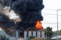 Smoke billows from a fire in a building in Herzliya near Tel Aviv following a fresh barrage of Iranian rockets on June 17, 2025. Israel's military said air raid sirens sounded in several areas of the country on June 17 after identifying missiles launched from Iran, as AFP journalists reported booms over Tel Aviv and Jerusalem. (Photo by Jack GUEZ / AFP)Editoria: WARLocal: HerzliyaIndexador: JACK GUEZSecao: warFonte: AFPFotógrafo: STF<!-- NICAID(16061378) -->