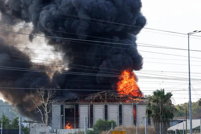 Smoke billows from a fire in a building in Herzliya near Tel Aviv following a fresh barrage of Iranian rockets on June 17, 2025. Israel's military said air raid sirens sounded in several areas of the country on June 17 after identifying missiles launched from Iran, as AFP journalists reported booms over Tel Aviv and Jerusalem. (Photo by Jack GUEZ / AFP)Editoria: WARLocal: HerzliyaIndexador: JACK GUEZSecao: warFonte: AFPFotógrafo: STF<!-- NICAID(16061378) -->