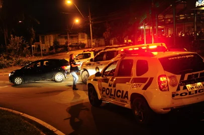 CAXIAS DO SUL, RS, BRASIL, 12/04/2021. VERSÃO DA CARONA DO CARRO DA SDU  - Reconstituição - Tripulantes da Parati e fiscais de trânsito foram ouvidos na primeira parte da reprodução da perseguição que resultou na morte de Matheus da Silva dos Santos, 21 anos, em Caxias do Sul. A perícia, que é a última etapa da investigação, exigiu uma intensa mobilização policial e chamou atenção de quem trafegava pela Rua Moreira César e a Perimetral Norte, que tiveram trechos bloqueados entre a noite dessa terça-feira e o início da madrugada de quarta-feira (6). A perseguição aconteceu na madrugada do dia 06/06/2021 e teve início na Rua Moreira Cesar, quase esquina com a Rua José de Carli acabando na Rua Ludovico Cavinato, rótula da Mosteiro. (Porthus Junior/Agência RBS)<!-- NICAID(15067231) -->