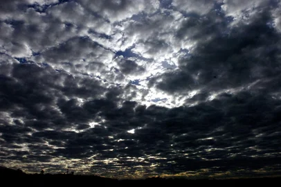 *** Tempo /Clima -RicardoW ***A chegada de uma frente fria marca o retorno das chuvas para a Serra nesta quarta-feira. O dia ainda começa com tempo seco nas cidades da região, mas já durante a tarde a quantidade de nuvens aumenta, anunciando a instabilidade.As temperaturas entram em elevação. As máximas atingem 19¼C em Caxias do Sul e 20¼C em Bento Gonçalves e Farroupilha.<!-- NICAID(126272) -->