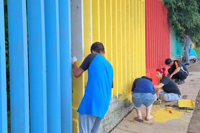 Um projeto de capacitação para 50 moradores do bairro Bom Jesus, em Porto Alegre, habilitou os alunos no curso profissionalizante em pintura predial. Na formatura, o bairro ganhou uma rua colorida.<!-- NICAID(15361905) -->