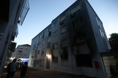 PORTO ALEGRE, RS, BRASIL, 13-01-2026: Incêndio em apartamento na Rua Antônio Joaquim Mesquita, no bairro Passo D’Areia. Uma pessoa inalou fumaça e recebeu atendimento do SAMU.  Foto: Bruno Todeschini/Agência RBS<!-- NICAID(16203574) -->
