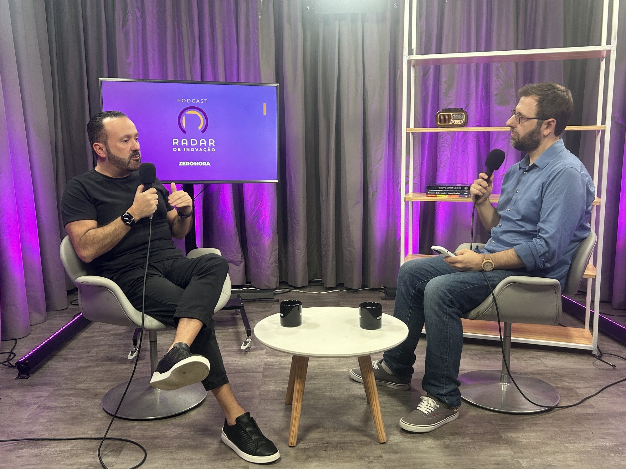 Empresa cria esta&ccedil;&otilde;es de recarga para carros el&eacute;tricos com servi&ccedil;os e wi-fi; assista