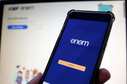 sidneydealmeida / stock.adobe.com Minas Gerais / Brazil - May 19, 2020: computer screen and cell phone with INEP ENEM page of the Government of Brazil.Indexador: sidneydealmeida.comFonte: 350606878Fotógrafo: sidneydealmeida.com<!-- NICAID(15891795) -->