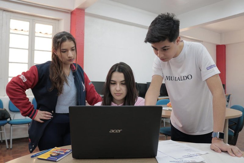 Alunos do colégio Murialdo Ana rech produzem um jornal escolar (Na foto Julia Gomez (E), Nicole Coelli e Nícolas Sander)<!-- NICAID(15500390) -->