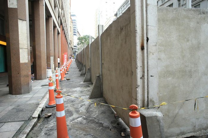 Canteiro de obras será cercado por tapumes de placas de concreto pré-moldado