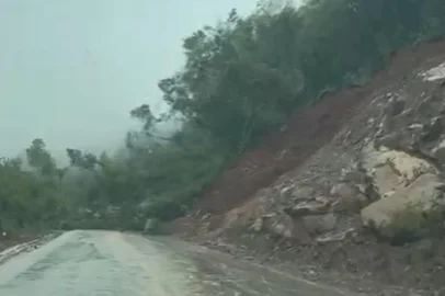 Morador grava vídeo de momento em que ocorre queda de barreira entre Bom Jesus e Jaquirana, na RS-110. <!-- NICAID(15563043) -->