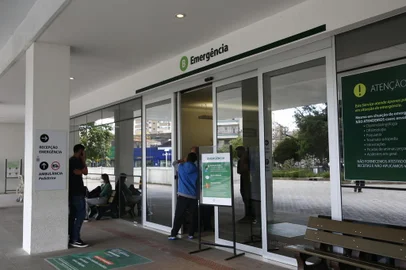 Porto Alegre, RS, Brasil, 13/09/2022 - Emergência do Hospital de Clínicas de Porto Alegre está lotada - Foto: Jonathan Heckler/Agência RBS<!-- NICAID(15204805) -->