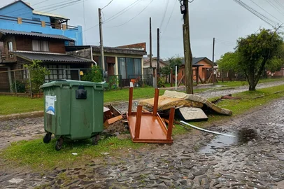 Prefeitura de Arroio do Sal promete multar em até R$ 5 mil quem descartar irregularmente móveis e eletrodomésticos. Medida foi anunciada pelo município após registrar aumento no número de "inservíveis" abandonados em vias urbanas, canteiros, esquinas e terrenos baldios no fim do ano.<!-- NICAID(16200203) -->
