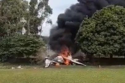 Avião de pequeno porte cai em Marília.