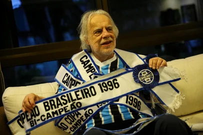 PORTO ALEGRE, RS, BRASIL - 2023.08.11 - Retrato de Luiz Carlos Pereira Silveira Martins, Cacalo, eleito o novo patrono do Grêmio, com faixas de importantes conquistas do tricolor na época em que era presidente ou vice-presidente, nos anos 90. - Foto: André Ávila/Agência RBSIndexador: Andre Avila<!-- NICAID(15508441) -->
