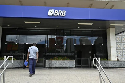 FACHADA BRB BANCO DE BRASÍLIADF - FACHADA/BRB BANCO DE BRASÍLIA - POLÍTICA - Nesta quinta (16) foto da fachada no Banco de Brasília BRB. A Polícia Federal prende o ex presidente do Banco BRB , Paulo Henrique Costa, durante investigação relacionada as fraudes do banco Master. 16/04/2026 - Foto: TON MOLINA/FOTOARENA/FOTOARENA/ESTADÃO CONTEÚDOEditoria: POLÍTICALocal: BRASÍLIAIndexador: TON MOLINAFonte: 2926096Fotógrafo: FOTOARENA<!-- NICAID(16267196) -->