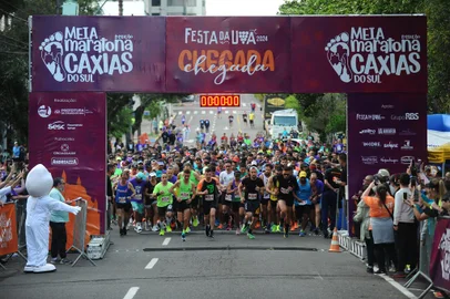 CAXIAS DO SUL, RS, BRASIL, 24/09/2023. 8° edição da Meia Maratona de Caxias do Sul, com participação de aproximadamente 1,6 mil atletas. (Bruno Todeschini/Agência RBS)Indexador: BTK<!-- NICAID(15549643) -->