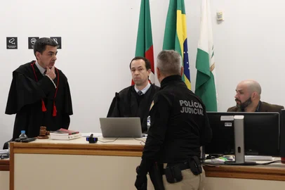 Com protesto da família, júri de acusados por morte de contadora começa em Palmeira das Missões<!-- NICAID(16066879) -->