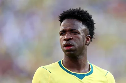 DAN MULLAN / GETTY IMAGES NORTH AMERICA EAST RUTHERFORD, NEW JERSEY - JUNE 13: Vinicius Junior #7 of Brazil looks on during the FIFA World Cup 2026 Group C match between Brazil and Morocco at New York New Jersey Stadium on June 13, 2026 in East Rutherford, New Jersey. Dan Mullan/Getty Images/AFP (Photo by Dan Mullan / GETTY IMAGES NORTH AMERICA / Getty Images via AFP)<!-- NICAID(16305842) -->