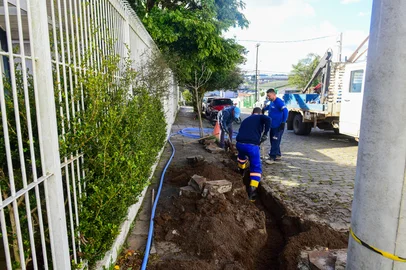 Após obra, abastecimento de água é normalizado para família que enfrentava problemas há três semanas em CaxiasUma obra executada pelo Serviço Autônomo Municipal de Água e Esgoto (Samae) entre a terça (29) e a quarta-feira garantiu a normalização do abastecimento para moradias do bairro Presidente Vargas, em Caxias do Sul. Uma das famílias da Rua Guilherme de Almeida estava há três semanas com o serviço prejudicado em função da pressão insuficiente na rede. Ações básicas e rotineiras, como uso do chuveiro, do vaso sanitário e da máquina de lavar, não ocorreram por mais de 20 dias.<!-- NICAID(16091492) -->