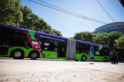 Os usuários da linha T7 (Nilo/Praia de Belas) poderão contar com um ônibus elétrico articulado a partir desta quarta-feira (4). O ônibus, um e-Bus Articulado, de fabricação brasileira ará por uma fase de testes por 30 dias. O veículo tem 21,5 metros e capacidade para até 150 ageiros. O coletivo ainda conta com ar-condicionado, wi-fi, tomadas USB para recarga de celular e ibilidade universal com espaço para duas cadeiras de rodas.<!-- NICAID(16052062) -->
