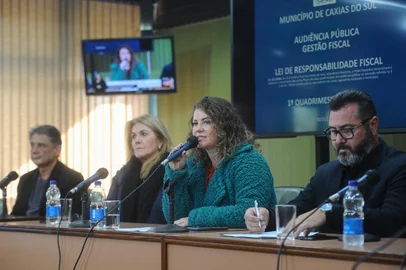 CAXIAS DO SUL, RS, BRASIL, 30/05/2023. Audiência Pública de prestação de contas do município, do primeiro quadrimestre de 2023. O evento, realizado pela Comissão de Desenvolvimento Econômico, Fiscalização, Controle Orçamentário e Turismo (CDEFCOT), ocorreu na Sala das Comissões Vereadora Geni Peteffi, na Câmara de Caxias do Sul. Na foto, ao microfone, a presidente da comissão, Vereadora Tatiane Frizzo (PSDB). (Bruno Todeschini/Agência RBS)Indexador: BTK<!-- NICAID(15442532) -->