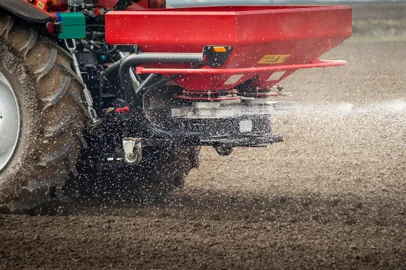 *A PEDIDO DE CAROLINA PASTL* Trator distribuindo fertilizante - Foto: Dusan Kostic/stock.adobe.comFonte: 80642122<!-- NICAID(15097280) -->