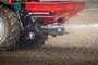 *A PEDIDO DE CAROLINA PASTL* Trator distribuindo fertilizante - Foto: Dusan Kostic/stock.adobe.comFonte: 80642122<!-- NICAID(15097280) -->