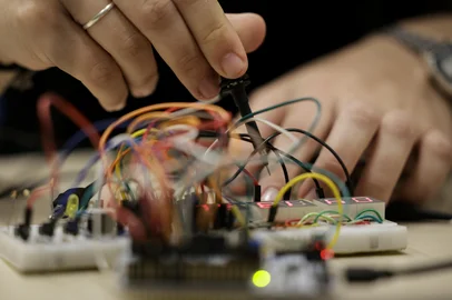 NOVO HAMBURGO, RS, BRASIL, 16-10-2025: Aula de eletrônica em laboratório na Fundação Escola Técnica Liberato Salzano Vieira da Cunha, em Novo Hamburgo. Nova fase do "Pra Cima, Rio Grande" aborda os desafios da educação profissional no RS. Foto: Mateus Bruxel/Agência RBSIndexador: MATEUS BRUXEL<!-- NICAID(16147767) -->
