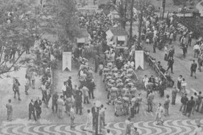 Primeira feira do livro, em novembro de 1955<!-- NICAID(15897930) -->