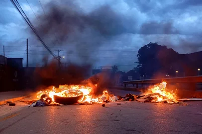 General view of a burning barricade in Maputo on December 23, 2024. Mozambique's highest court confirmed Monday the ruling party's victory in a disputed October vote after allegations of rigging triggered weeks of deadly street clashes. Fears are high that more violence could break out in the southern African nation after the opposition threatened to call an uprising following the decision. (Photo by Amilton Neves / AFP)Editoria: POLLocal: MaputoIndexador: AMILTON NEVESSecao: civil unrestFonte: AFPFotógrafo: STR<!-- NICAID(15941262) -->