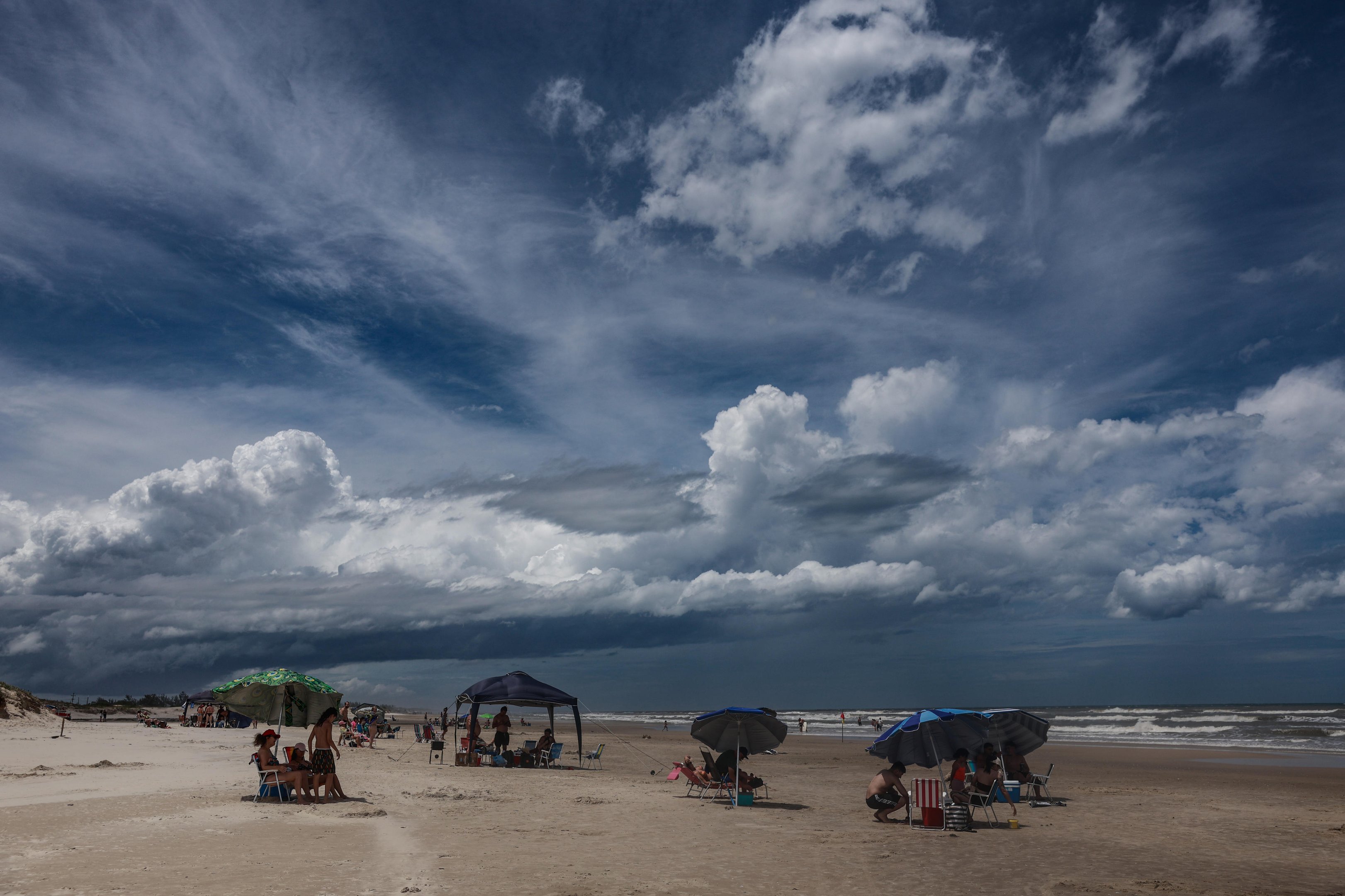 Virada no tempo n&atilde;o afasta veranistas da beira da praia em Curumim; veja previs&atilde;o para o Litoral