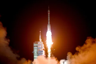 A long March-2F carrier rocket carrying the Shenzhou-19 spacecraft and crew of three astronauts lifts off from the Jiuquan Satellite Launch Center, in the Gobi desert, northwest China, on October 30, 2024. The mission of three astronauts to the Tiangong space station will carry out experiments with an eye to the space programme's ambitious goal of placing astronauts on the Moon by 2030 and eventually constructing a lunar base. (Photo by ADEK BERRY / AFP)Editoria: SCILocal: JiuquanIndexador: ADEK BERRYSecao: space programmeFonte: AFPFotógrafo: STF<!-- NICAID(15902512) -->