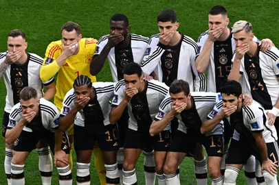 Germany's players cover their mouths as they pose for a group picture during the Qatar 2022 World Cup Group E football match between Germany and Japan at the Khalifa International Stadium in Doha on November 23, 2022. (Photo by Anne-Christine POUJOULAT / AFP)Editoria: SPOLocal: DohaIndexador: ANNE-CHRISTINE POUJOULATSecao: soccerFonte: AFPFotógrafo: STF<!-- NICAID(15273400) -->