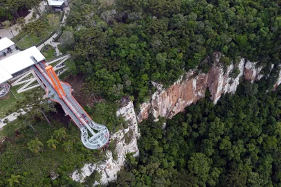CANELA, RS, BRASIL, 14/12/2020. Instalada a 130 metros de altura, no Vale da Ferradura, em Canela, a plataforma Skyglass é o novo empreendimento turístico da Região das Hortênsias. No passeio, o visitante pode passear sobre a plataforma, em vidro, ou sob a estrutura, a bordo de um monotrilho suspenso, intitulado "Abusado". O complexo tem ainda área comercial e o Memorial do Ferro de Passar, museu que conta a história do ferro de passar roupas. (Porthus Junior/Agência RBS)<!-- NICAID(14668723) -->