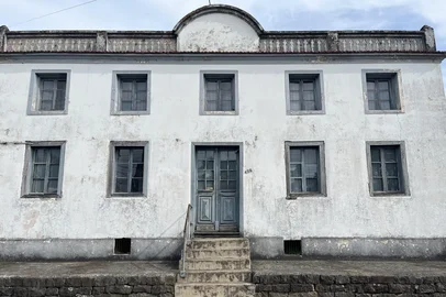 Um prédio de 1884 guarda relíquias coloniais em Nova Milano, distrito de Farroupilha. O Acervo da Bea é preservado por Beatriz Elvira Bergamo Flach, bisneta de Stefano Crippa, pioneiro da imigração italiana no Estado. No casarão de dois andares, ficava o armazém do italianoO acervo tem desde uma caixa de madeira do chapéu da marca Renner até um velho chuveiro, do tempo sem energia elétrica nas casas. As visitas precisam ser agendadas pelo telefone 54 32680821. O casarão do Acervo da Bea fica na Avenida Monsenhor Albino Agazzi, 436, em Nova Milano.  <!-- NICAID(16040541) -->