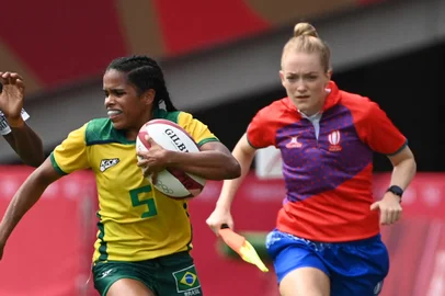 Brazil's Thalia da Silva Costa (C) runs with the ball past Fiji's Laisana Likuceva in the women's pool B rugby sevens match between Fiji and Brazil during the Tokyo 2020 Olympic Games at the Tokyo Stadium in Tokyo on July 30, 2021. (Photo by Greg BAKER / AFP)Editoria: SPOLocal: TokyoIndexador: GREG BAKERSecao: rugby 7Fonte: AFPFotógrafo: STF<!-- NICAID(14850430) -->
