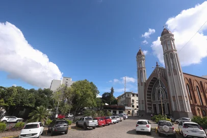 CAXIAS DO SUL, RS, BRASIL, 18/02/2026. De braços abertos e com dois metros de altura: monumento a São Francisco de Assis será inaugurado na Igreja dos Capuchinhos, em Caxias  Imagem produzida pelo artista Gilmar Pocai pesa 800 kg e será instalada no estacionamento do espaço religioso, no bairro Rio Branco; celebração integra o ano em que se recorda os 800 anos da morte do santo protetor dos animais. (Ariéli Ziegler/Agência RBS)Indexador: Arieli Ziegler<!-- NICAID(16227813) -->