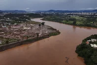 CRUZEIRO DO SUL, RS, BRASIL, 17-06-2025: O bairro Passo de Estrela, em Cruzeiro do Sul, às margens do Rio Taquari, em etapa de remoção de resíduos. A região foi completamente devastada pela enchente que atingiu o Rio Grande do Sul em maio de 2024, passou a ser considerada área de risco e não deve mais ser habitada. O local deverá ser transformado em praça ou parque, com estruturas resilientes às enchentes. Foto: Mateus Bruxel/Agência RBSLocal: Estrela<!-- NICAID(16062507) -->