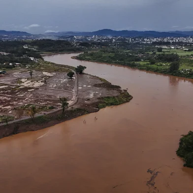 CRUZEIRO DO SUL, RS, BRASIL, 17-06-2025: O bairro Passo de Estrela, em Cruzeiro do Sul, às margens do Rio Taquari, em etapa de remoção de resíduos. A região foi completamente devastada pela enchente que atingiu o Rio Grande do Sul em maio de 2024, passou a ser considerada área de risco e não deve mais ser habitada. O local deverá ser transformado em praça ou parque, com estruturas resilientes às enchentes. Foto: Mateus Bruxel/Agência RBSLocal: Estrela<!-- NICAID(16062507) -->