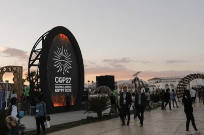 People walk at the green zone of the Sharm el-Sheikh International Convention Centre, during the COP27 climate conference in Egypt's Red Sea resort city of the same name, on November 9, 2022. (Photo by Mohammed ABED / AFP)Editoria: SCILocal: Sharm el SheikhIndexador: MOHAMMED ABEDSecao: weather scienceFonte: AFPFotógrafo: STF<!-- NICAID(15259658) -->