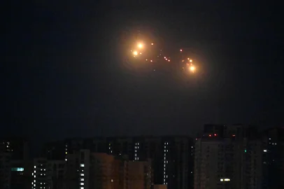 The Ukrainian air defence fires at Russian drones above Kyiv during night mass drone and missile strikes on Ukraine on September 10, 2025, amid the Russian invasion of Ukraine. (Photo by Sergei SUPINSKY / AFP)<!-- NICAID(16120863) -->