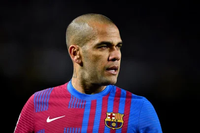 (FILES) In this file photo taken on February 27, 2022 Barcelona's Brazilian defender Dani Alves looks on during the Spanish league football match between FC Barcelona and Athletic Club Bilbao at the Camp Nou stadium in Barcelona. - Former Brazil defender Dani Alves was taken into custody on January 20, 2023 in Spain over allegations that he sexually assualted a woman at a Barcelona nightclub in December, police said. The 39-year-old player was summoned to a Barcelona police station where he was "taken into custody" and will now be questioned by a judge, said a spokesman for Catalonia's regional police force, the Mossos d'Esquadra. (Photo by Pau BARRENA / AFP)Editoria: SPOLocal: BarcelonaIndexador: PAU BARRENASecao: soccerFonte: AFPFotógrafo: STR<!-- NICAID(15329443) -->