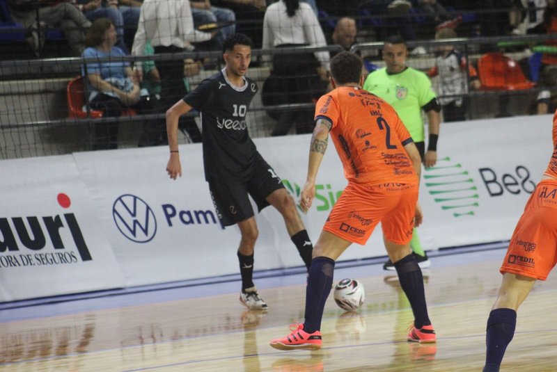 Yeesco venceu o Passo Fundo Futsal de virada na Arena Comercial