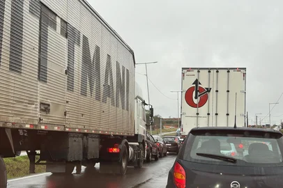 Colisão provoca congestionamento de cinco quilômetros na RS-118, em Gravataí<!-- NICAID(16093924) -->