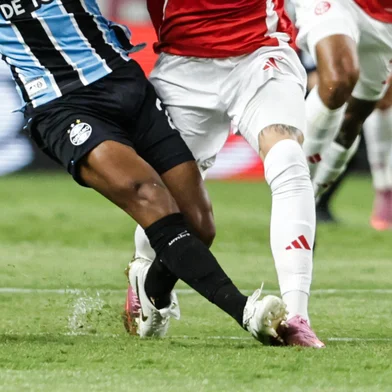 PORTO ALEGRE, RS , BRASIL, 25-01-2026: Internacional x Grêmio, clássico GRE-NAL número 449, válido pela quinta rodada do Gauchão 2026, realizado no estádio Beira-Rio. Na foto, os jogadores Tetê, Ronaldo. Foto: Renan Mattos/Agência RBS<!-- NICAID(16211379) -->