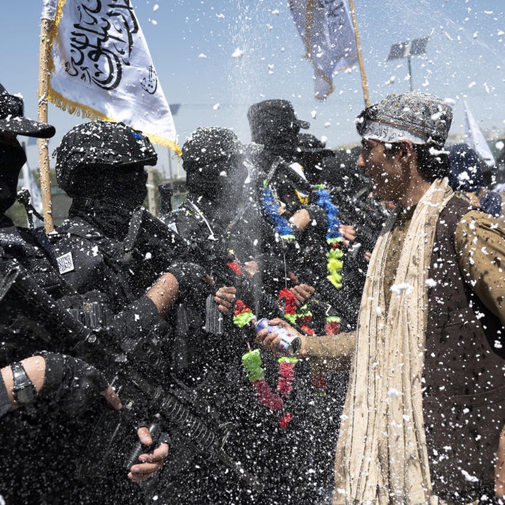 Bandeira Talibã é pintada na antiga Embaixada dos EUA em Cabul, Mundo