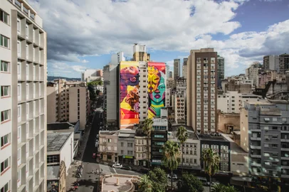 Mural Aurora Negra, do Festival Olhe para cima de 2021, em Porto Alegre.<!-- NICAID(15912006) -->