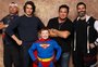 Quatro atores que viveram Superman no cinema e na TV se reúnem para foto com fã