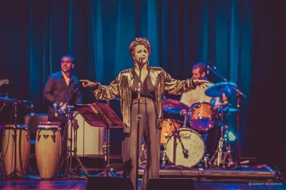 Com um profundo e intenso mergulho na obra de uma das artistas mais consagradas da MPB, o Teatro Sesc Caxias do Sul (Rua Moreira Cesar, 2462) recebe mais uma edição do Circuito Sesc de Música, com o Tributo Elis Regina no dia 09 de maio (quinta-feira), às 20h. Apresentado por Camila Lopez e a banda O Arrastão, o espetáculo reúne no seu repertório grandes sucessos da cantora, traçando uma linha do tempo da carreira de Elis.FOTO: Camila Lopez e a banda O Arrastão<!-- NICAID(15747738) -->