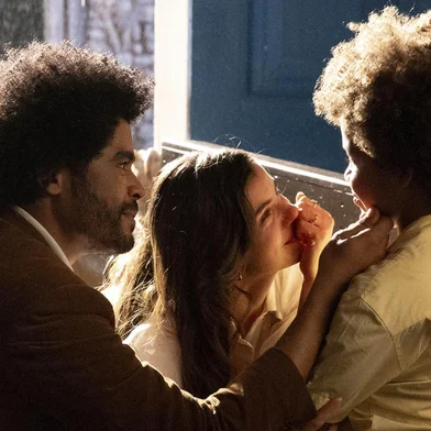 Marcelino (Levi Asaf) , Marê (Camila Queiroz) e Orlando (Diogo Almeida) , amor perfeito<!-- NICAID(15548535) -->